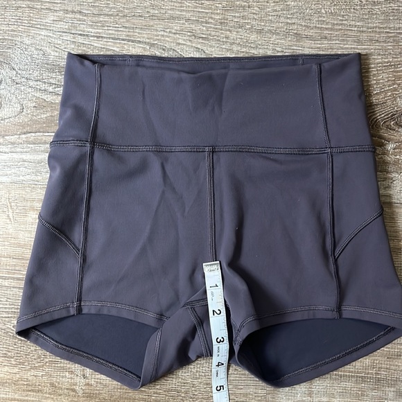 Lululemon High Rise In Movement Shorts Size 4 - Picture 3 of 4